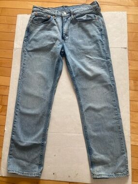 LEVI’S light washed denim jeans Size W33 L 29”